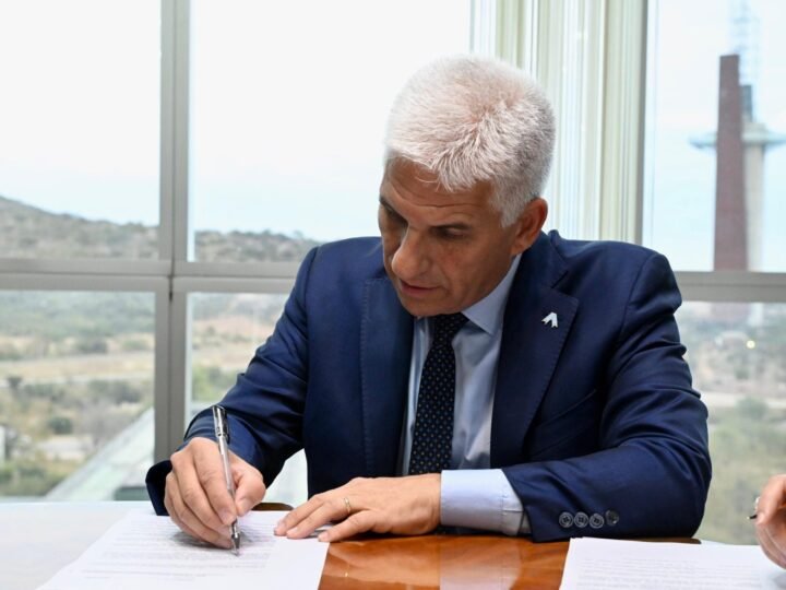 EL GOBERNADOR FIRMÓ UN LLAMADO A LICITACIÓN PARA HACER UNA FUERTE INVERSIÓN EN LAS MATERNIDADES