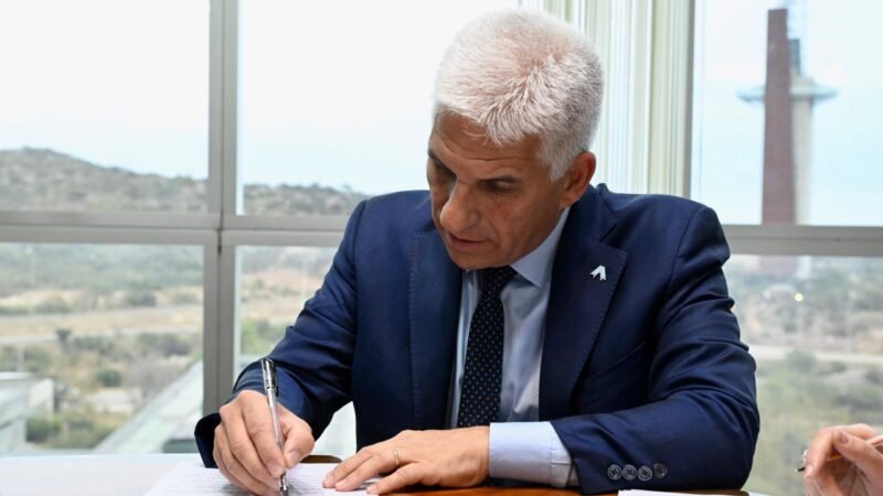 EL GOBERNADOR FIRMÓ UN LLAMADO A LICITACIÓN PARA HACER UNA FUERTE INVERSIÓN EN LAS MATERNIDADES