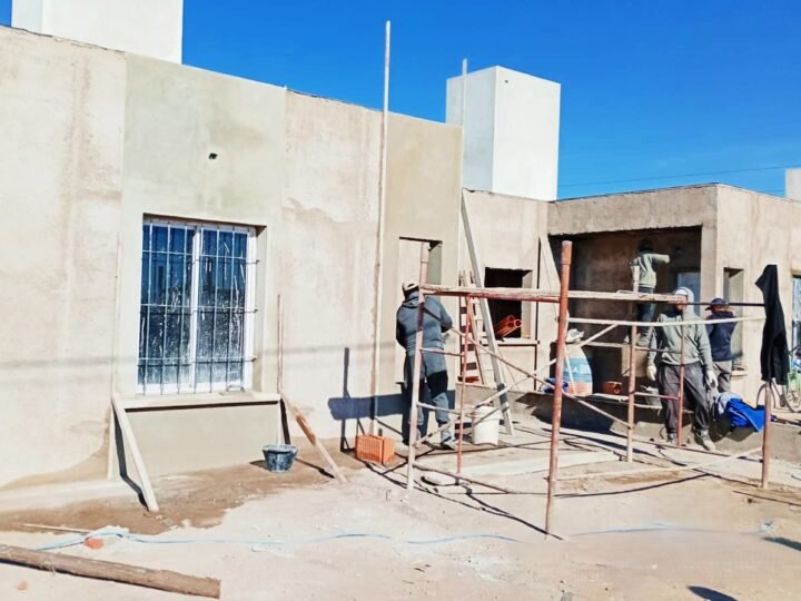 AVANZA LA CONSTRUCCIÓN DE 20 VIVIENDAS EN BEAZLEY Y FRAGA