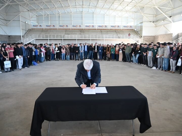 EL GOBERNADOR ADJUDICÓ LA OBRA PARA FINALIZAR EL POLIDEPORTIVO CUBIERTO DEL PARQUE RECREATIVO