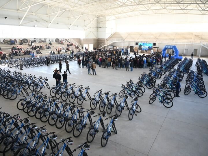 MÁS DE 290 ESTUDIANTES RECIBIERON SUS BICICLETAS TUBI EN VILLA DE MERLO