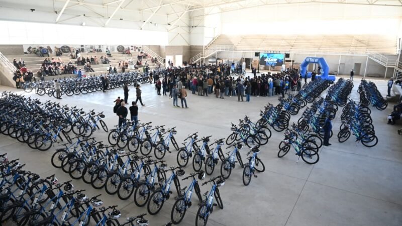 MÁS DE 290 ESTUDIANTES RECIBIERON SUS BICICLETAS TUBI EN VILLA DE MERLO