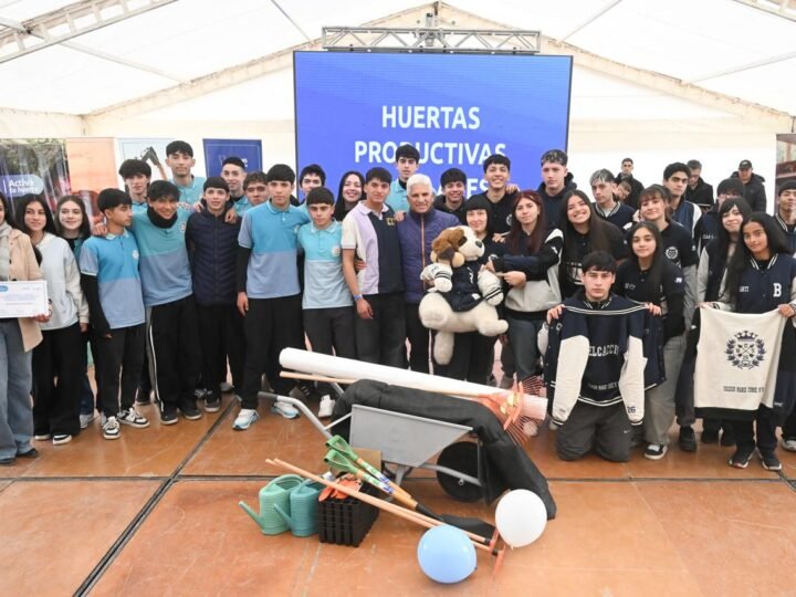 VEINTE INSTITUCIONES EDUCATIVAS RECIBIERON INSUMOS Y HERRAMIENTAS PARA ARMAR HUERTAS PRODUCTIVAS