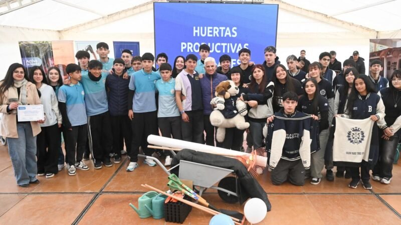 VEINTE INSTITUCIONES EDUCATIVAS RECIBIERON INSUMOS Y HERRAMIENTAS PARA ARMAR HUERTAS PRODUCTIVAS