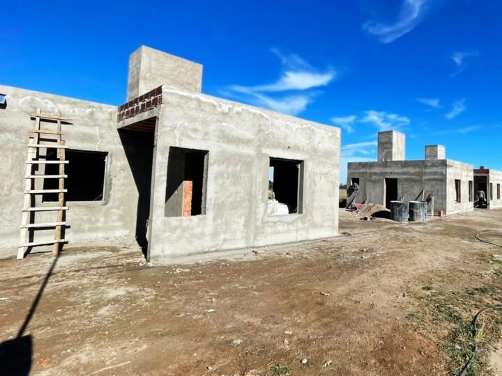 AVANZAN LOS REVOQUES E INSTALACIONES EN LAS VIVIENDAS DE VILLA DEL CARMEN, JUAN LLERENA Y LA PUNILLA