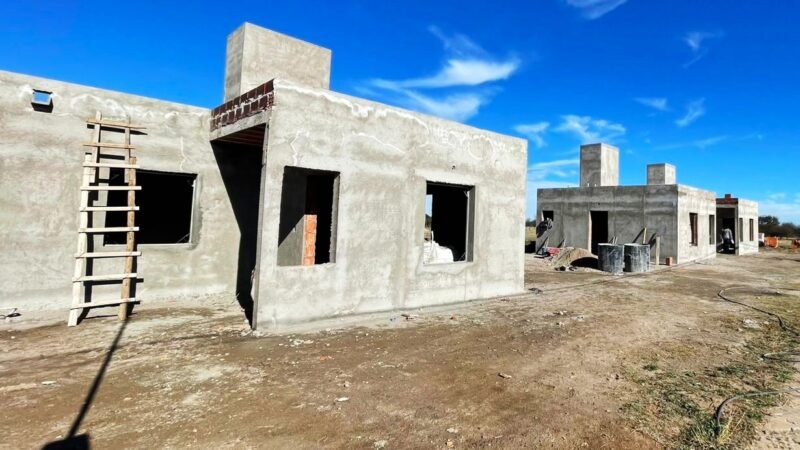 AVANZAN LOS REVOQUES E INSTALACIONES EN LAS VIVIENDAS DE VILLA DEL CARMEN, JUAN LLERENA Y LA PUNILLA