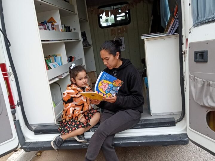 LA BIBLIOMÓVIL LLEVÓ LECTURA, JUEGOS Y ACTIVIDADES CULTURALES A CUATRO LOCALIDADES DE LA PROVINCIA