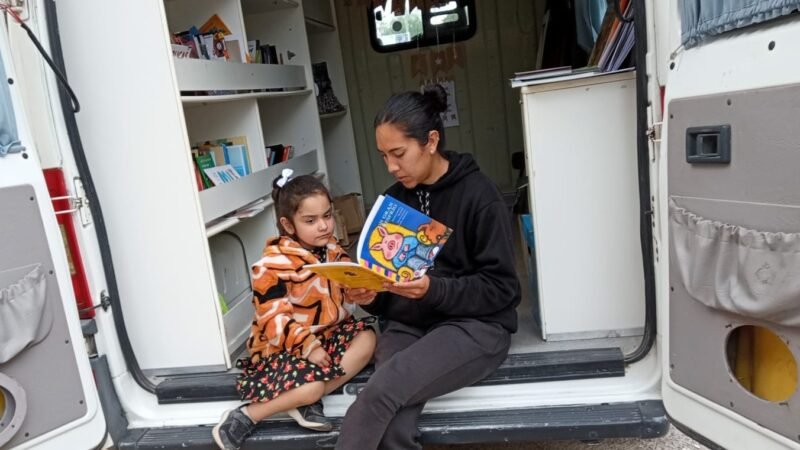 LA BIBLIOMÓVIL LLEVÓ LECTURA, JUEGOS Y ACTIVIDADES CULTURALES A CUATRO LOCALIDADES DE LA PROVINCIA