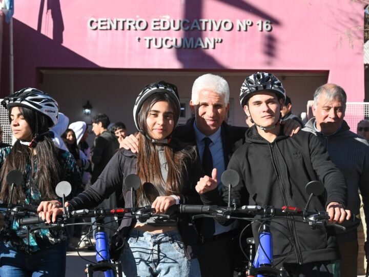 ESTUDIANTES DE BEAZLEY RECIBIERON SUS TUBI DE MANOS DEL GOBERNADOR