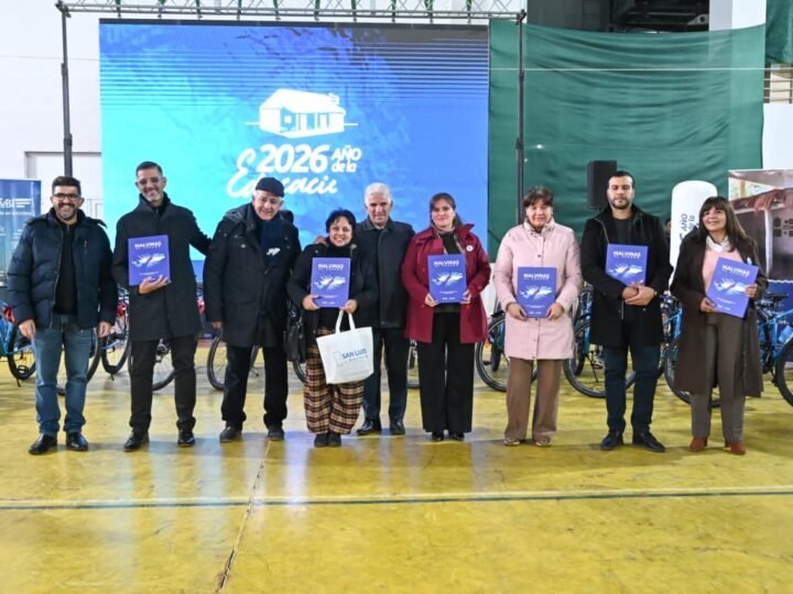 OTRAS SEIS ESCUELAS SUMARON A SUS BIBLIOTECAS EL LIBRO ‘MALVINAS, EL LEGADO’