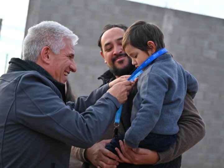 SUEÑO CUMPLIDO: EL GOBERNADOR ENTREGÓ LAS LLAVES DE SUS CASAS A CINCO FAMILIAS DE SAN LUIS