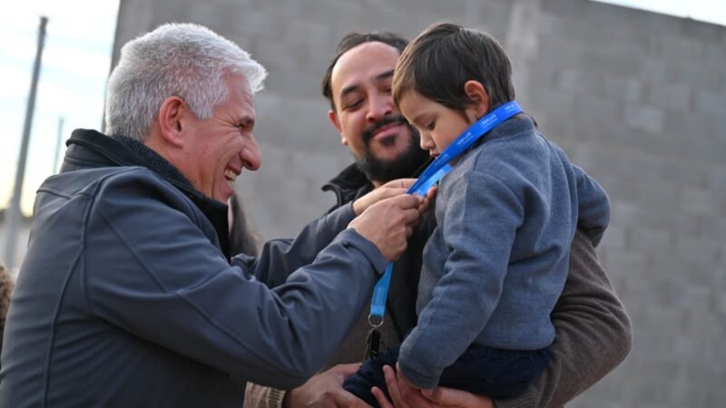 SUEÑO CUMPLIDO: EL GOBERNADOR ENTREGÓ LAS LLAVES DE SUS CASAS A CINCO FAMILIAS DE SAN LUIS