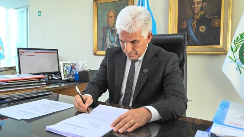 POGGI FIRMÓ EL PROYECTO DE LEY DE RÉGIMEN INTEGRAL DE PROMOCIÓN DEL DESARROLLO ECONÓMICO Y DEL EMPLEO