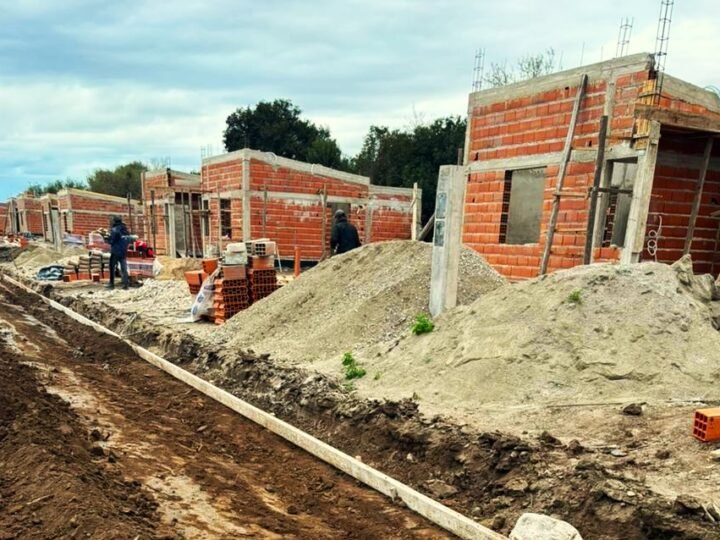 LAS VIVIENDAS DE VILLA DE MERLO AVANZAN CON NUEVAS ETAPAS CONSTRUCTIVAS E INFRAESTRUCTURA VIAL