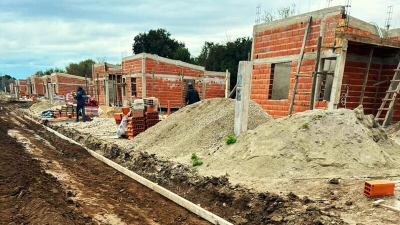 LAS VIVIENDAS DE VILLA DE MERLO AVANZAN CON NUEVAS ETAPAS CONSTRUCTIVAS E INFRAESTRUCTURA VIAL
