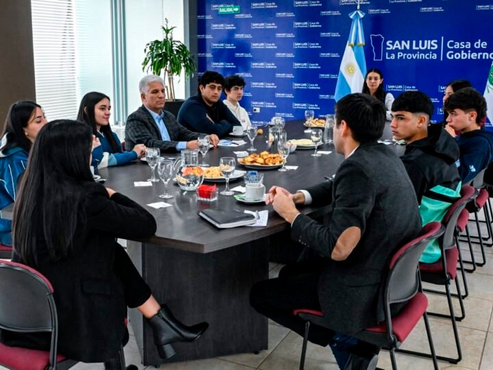 ESTUDIANTES QUE RECIBIRÁN LA BECA AL MÉRITO COMPARTIERON UN DESAYUNO CON EL GOBERNADOR