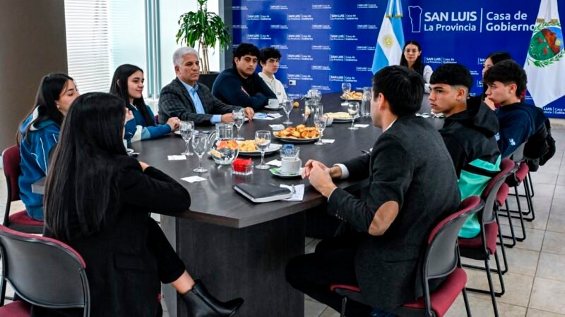 ESTUDIANTES QUE RECIBIRÁN LA BECA AL MÉRITO COMPARTIERON UN DESAYUNO CON EL GOBERNADOR