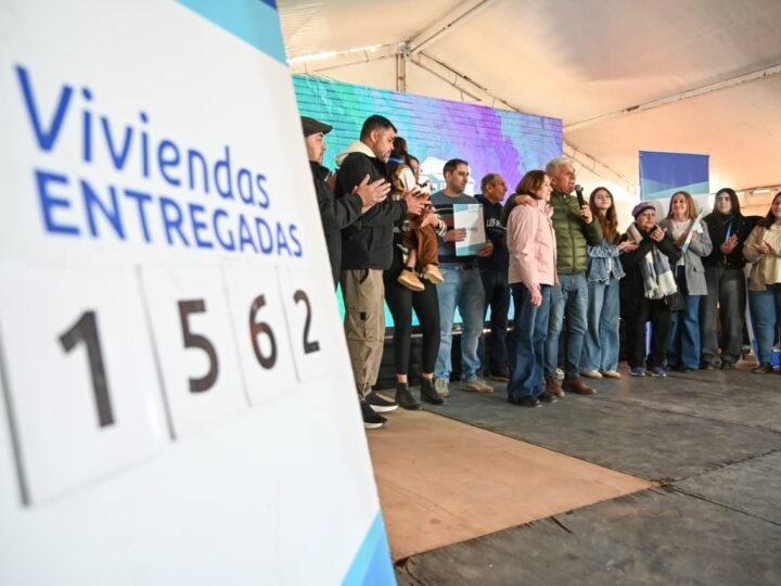 POGGI ENTREGÓ 20 CASAS EN LA TOMA Y ANUNCIÓ LA CONSTRUCCIÓN DE 20 MÁS