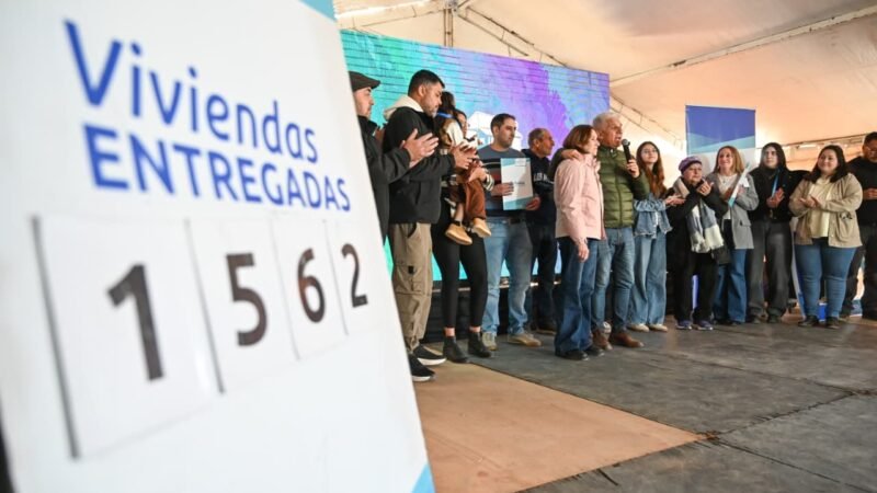 POGGI ENTREGÓ 20 CASAS EN LA TOMA Y ANUNCIÓ LA CONSTRUCCIÓN DE 20 MÁS