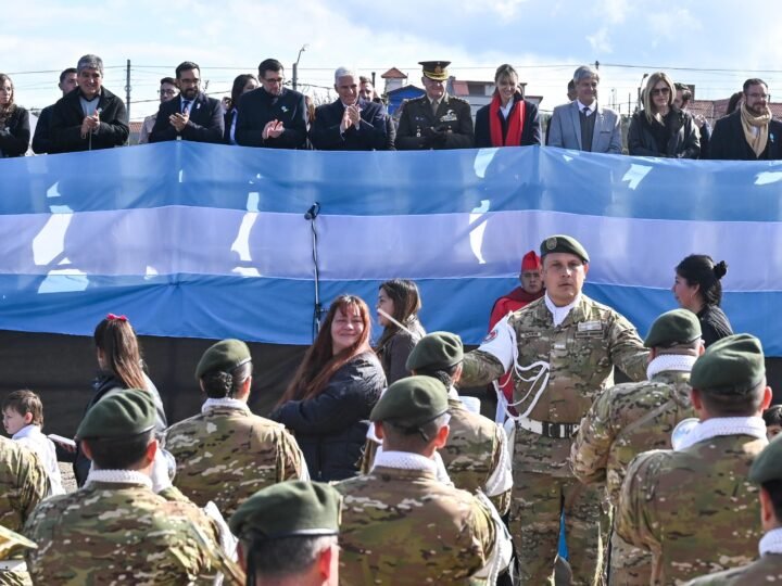 POGGI ACOMPAÑÓ EL DESFILE QUE CONMEMORÓ EL 176° ANIVERSARIO DEL PASO A LA INMORTALIDAD DE SAN MARTÍN