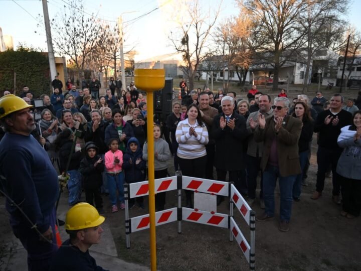 MÁS CALIDAD DE VIDA: EL GOBIERNO INAUGURÓ LA RED DE GAS NATURAL EN EL BARRIO LOS FRESNOS