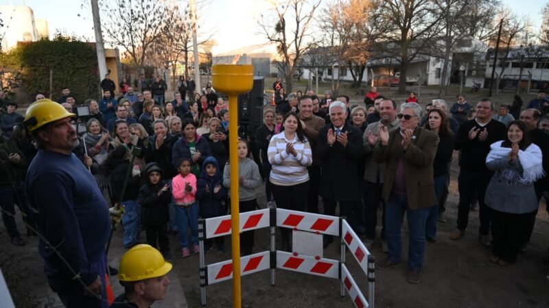 MÁS CALIDAD DE VIDA: EL GOBIERNO INAUGURÓ LA RED DE GAS NATURAL EN EL BARRIO LOS FRESNOS