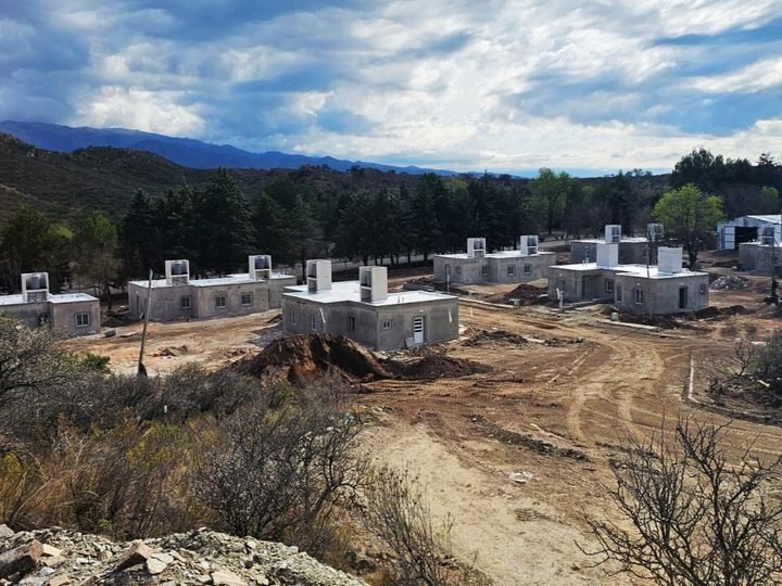 LAS 30 VIVIENDAS DE EL VOLCÁN AVANZAN CON INSTALACIONES Y OBRAS DE INFRAESTRUCTURA