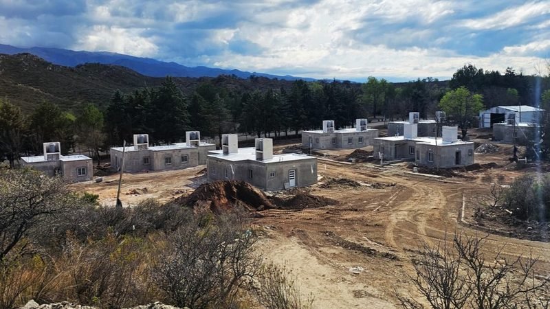 LAS 30 VIVIENDAS DE EL VOLCÁN AVANZAN CON INSTALACIONES Y OBRAS DE INFRAESTRUCTURA