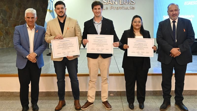 EL GOBERNADOR POGGI ACOMPAÑÓ A 29 PROFESIONALES DE LA SALUD EN SU ACTO DE COLACIÓN