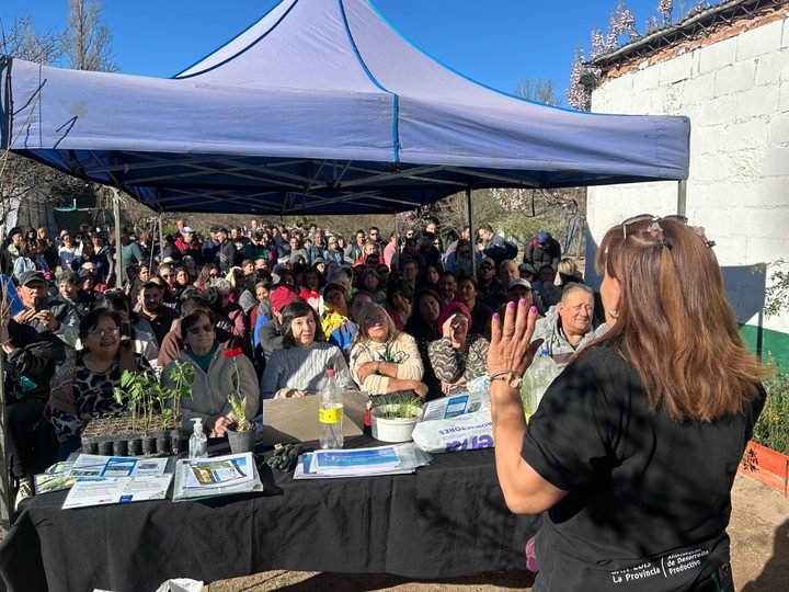 MÁS DE 1.200 PERSONAS RECIBIERON SU KIT DE SEMILLAS Y FRUTALES