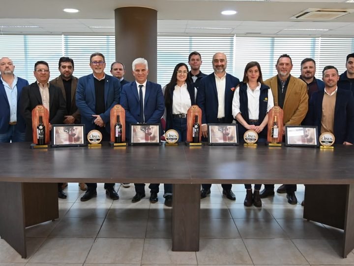 POGGI RECIBIÓ A LA DELEGACIÓN DE SOL PUNTANO QUE FUE DISTINGUIDA INTERNACIONALMENTE POR SUS VINOS