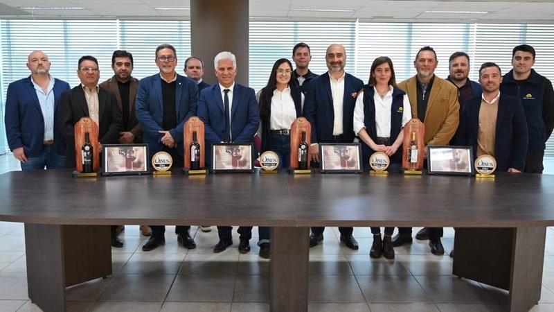 POGGI RECIBIÓ A LA DELEGACIÓN DE SOL PUNTANO QUE FUE DISTINGUIDA INTERNACIONALMENTE POR SUS VINOS