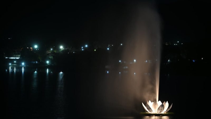 POGGI ACOMPAÑÓ LA PRESENTACIÓN DE LA NUEVA FUENTE FLOTANTE DEL DIQUE POTRERO DE LOS FUNES