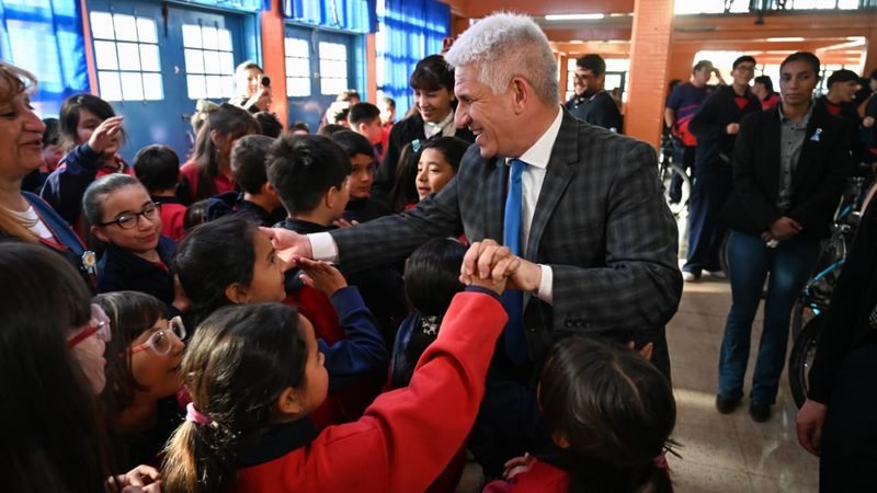 EL GOBERNADOR ANUNCIÓ LA CONSTRUCCIÓN DE UN POLIDEPORTIVO PARA EL CENTRO EDUCATIVO ‘LUCIO LUCERO’