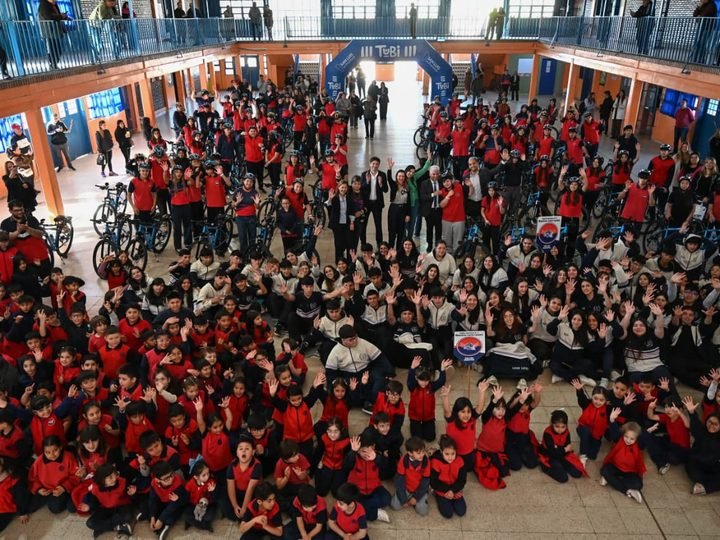 POGGI PARTICIPÓ DE LA ENTREGA DE 75 BICICLETAS TUBI EN LA ESCUELA ‘MAESTRAS LUCIO LUCERO’