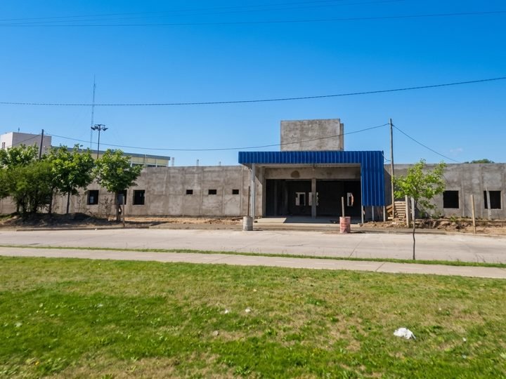 HOSPITAL FAVALORO: COMPLETAN LA COLOCACIÓN DE PISOS Y AVANZAN CON LAS TERMINACIONES