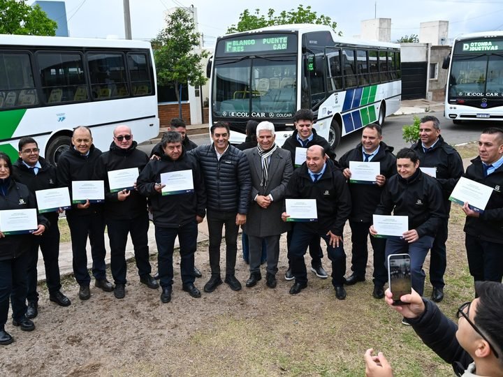 POGGI ACOMPAÑÓ AL INTENDENTE DE LA CAPITAL EN LA PRESENTACIÓN DE OTROS SEIS NUEVOS COLECTIVOS